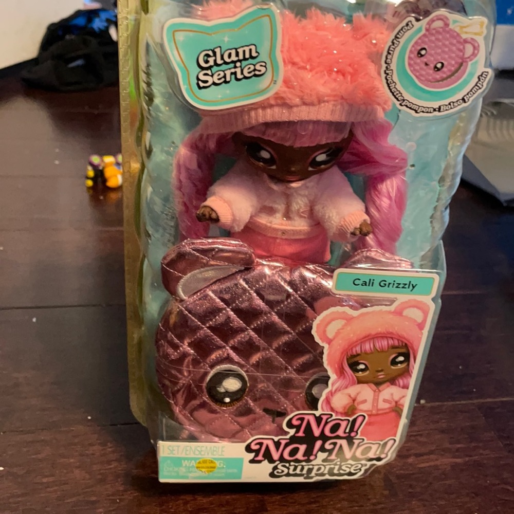 Cali Grizzly na na na surprise doll
